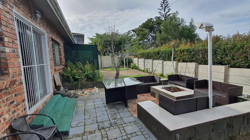 To Let 4 Bedroom Property for Rent in Dana Bay Western Cape